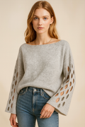 Tyra – modny, elegancki damski sweter z dekoltem w kształcie litery V i ażurowymi rękawami