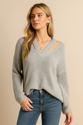 Sheena – modny, elegancki i stylowy damski sweter z dzianiny z dekoltem w szpic i wycięciem