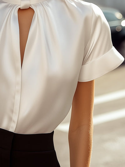 Nala | Elegancka satynowa bluzka z nowoczesnym dekoltem w kształcie klucza